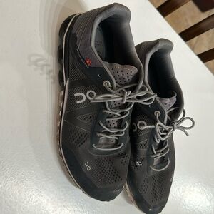On cloud women’s size 8 tennis shoes